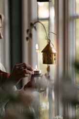 Mosazná závěsná lucerna na LED svíčku - Domeček kulatý Antique Brass