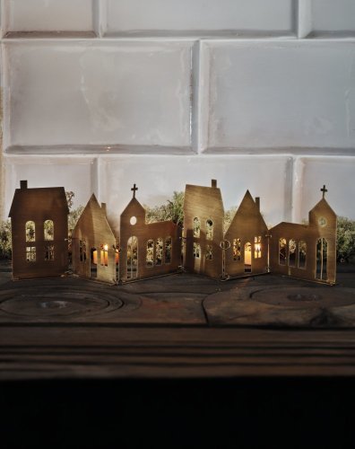 Mosazná dekorace na svíčku městečko Row City Antique Brass