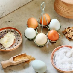 Kovový stojan na vajíčka